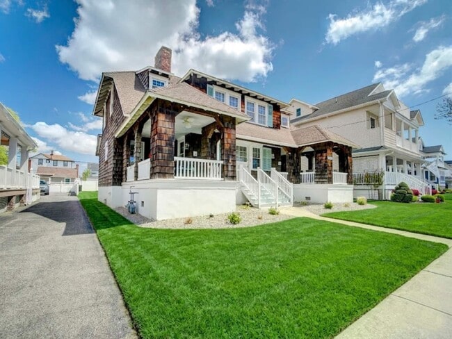 Photo - 208 8th Ave