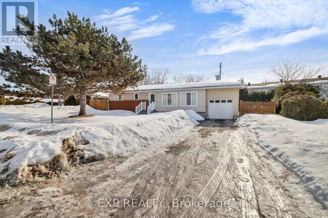 Photo - 888 Charleswood Ave