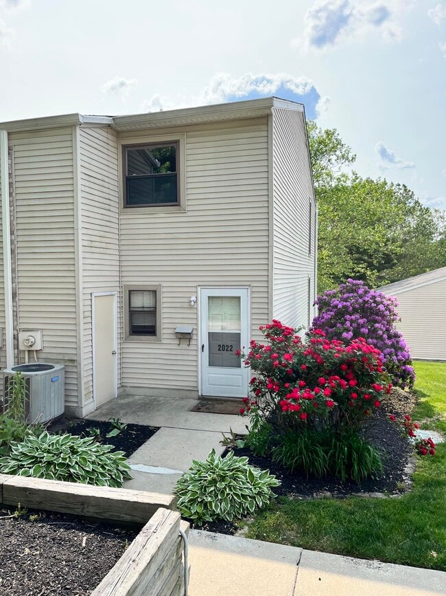 Building Photo - 2022 Valley Dr Unit 1