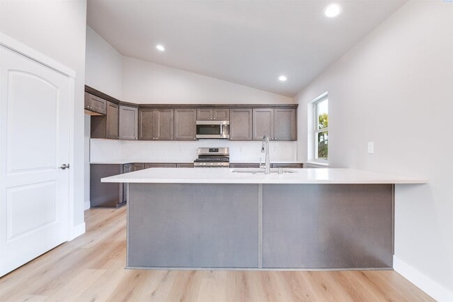 79 E 22nd Pl