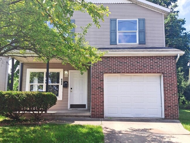 Photo - 4 Bed / 2 Full Bath House on a Quiet Dead-End Street — Attached Garage, Central A/C, W/D Hookups ...