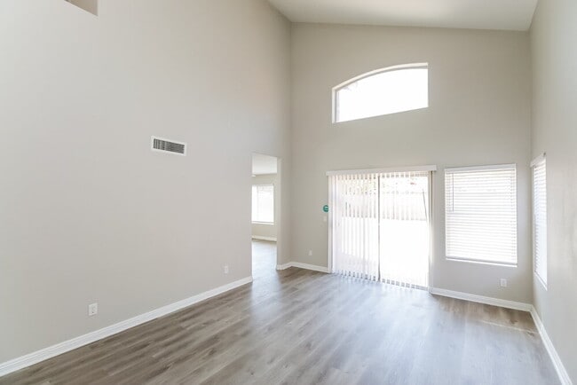 Photo - 1012 N Blackstone Dr