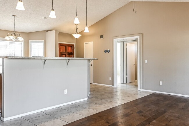 Photo - 1102 E Kerry Ln