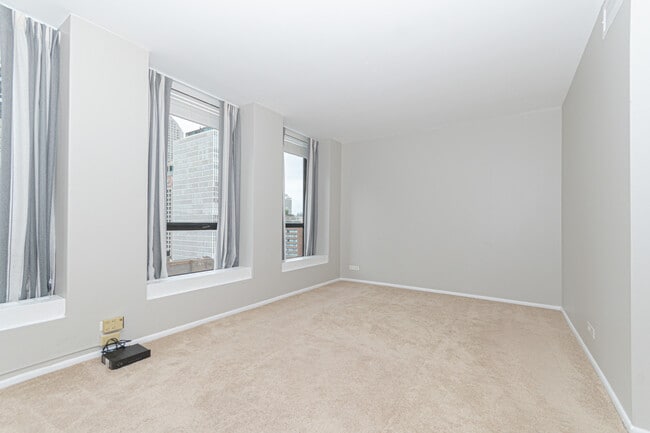 Photo - 260 E Chestnut St