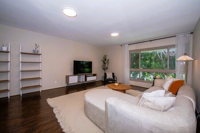 Building Photo - 6001 Canterbury Dr Unit #303