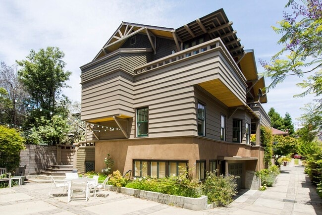 Building Photo - Sunny Apartment in Elmwood Neighborhood Unit 6451-B