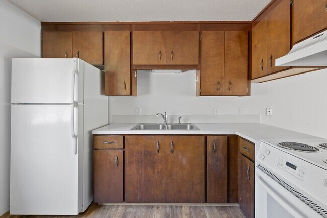 Building Photo - $1,500 - 2 Bed / 1 Bath - Recently Renovated in Private Setting Unit 4