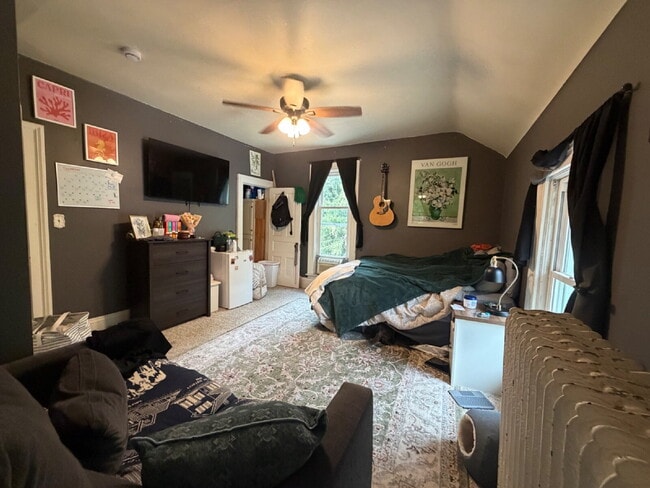 3 bedroom 1 bath Apartment Available June 1st!! Massive bedrooms and a 5 minute walk to campus.