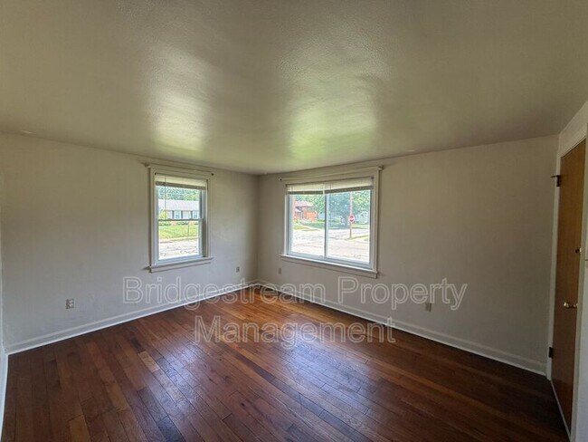 Photo - 698 Smith Ave