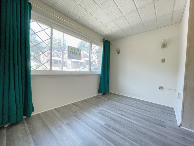 Building Photo - 148 Robinson St Unit 1