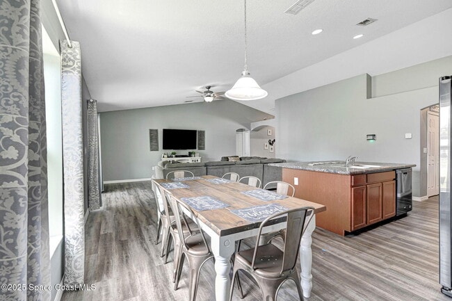 Photo - 870 Buchanan Ave SE