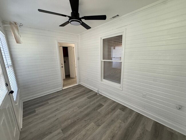 Building Photo - Freshly Updated 2/2 Townhome