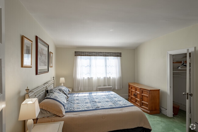 2R, 1BA - 900SF - Primary Bedroom