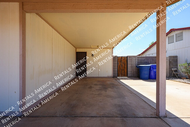 719 W Palomino Dr