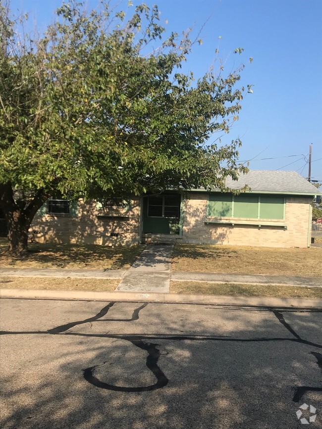 Building Photo - 1105 Pine Dr Rental