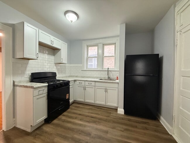 Building Photo - 2843 W Berteau Ave Unit 2