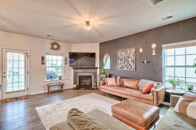 Photo - 310 Tulip Way