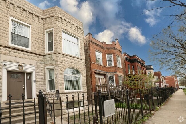 Building Photo - 3234 W Fulton Blvd Unit 2 Rental