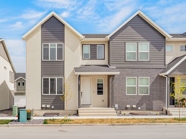 Building Photo - 3 Bed / 3.5 Bath Townhome in Mapleton – Modern, Spacious & Well-Located