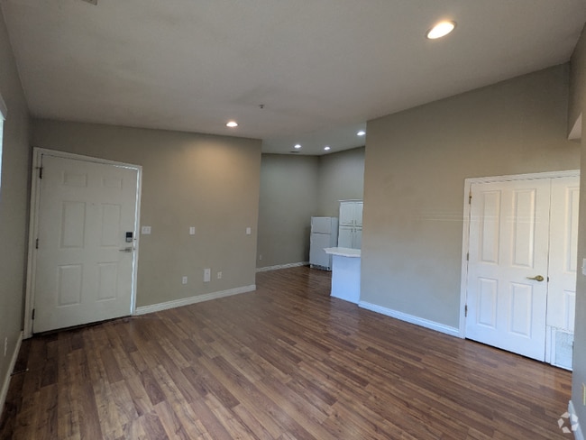 Building Photo - 861 W Columbia Ln Rental