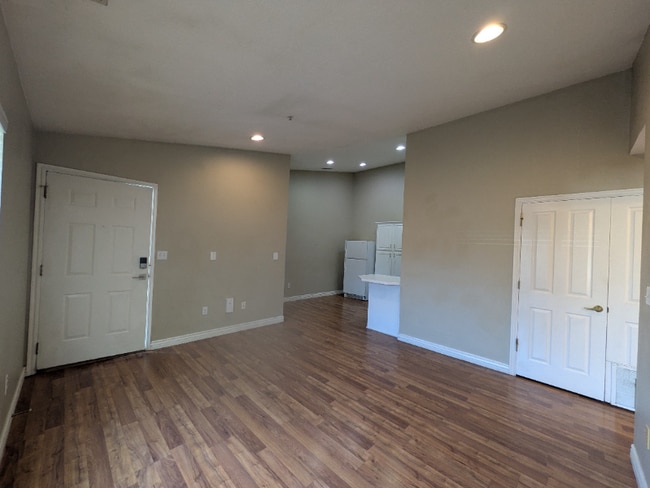Building Photo - 861 W Columbia Ln Rental