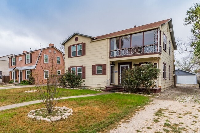 Building Photo - 2-BEDROOM MONTICELLO PARK DUPLEX - UPSTAIRS Unit 2218-M