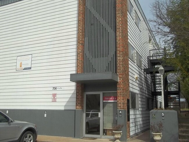 Building Photo - 706 W 34th St Unit 202