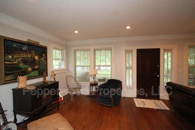 Photo - 664 Norwood St