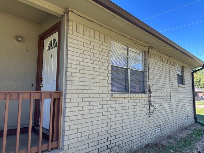 Building Photo - 1500 S Commerce Ave Unit Apt D
