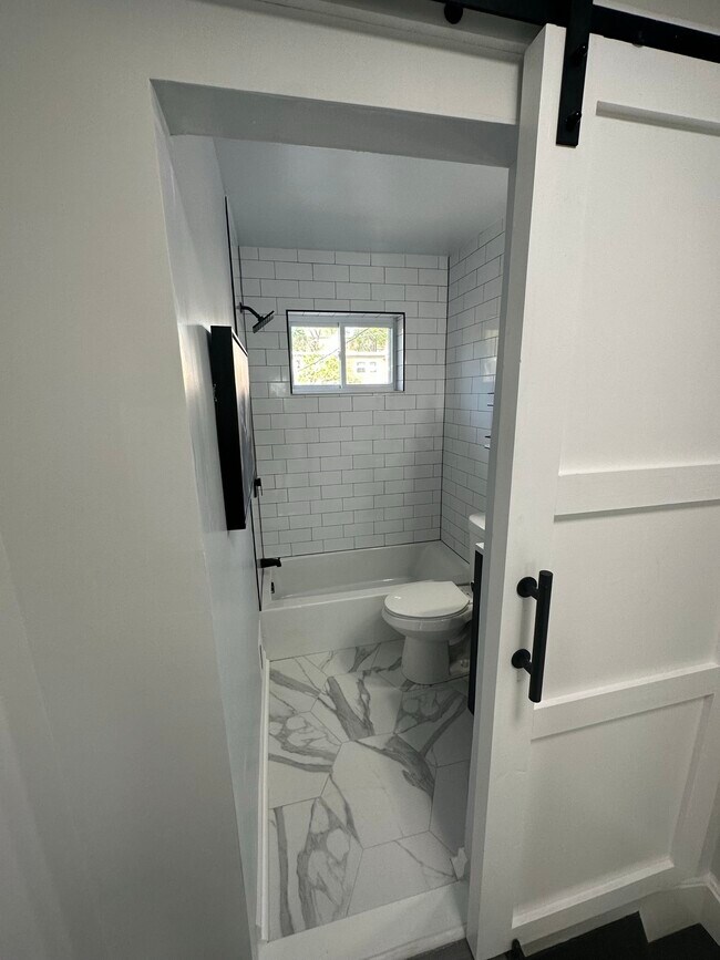 Main Bathroom - 5305 Leverett St