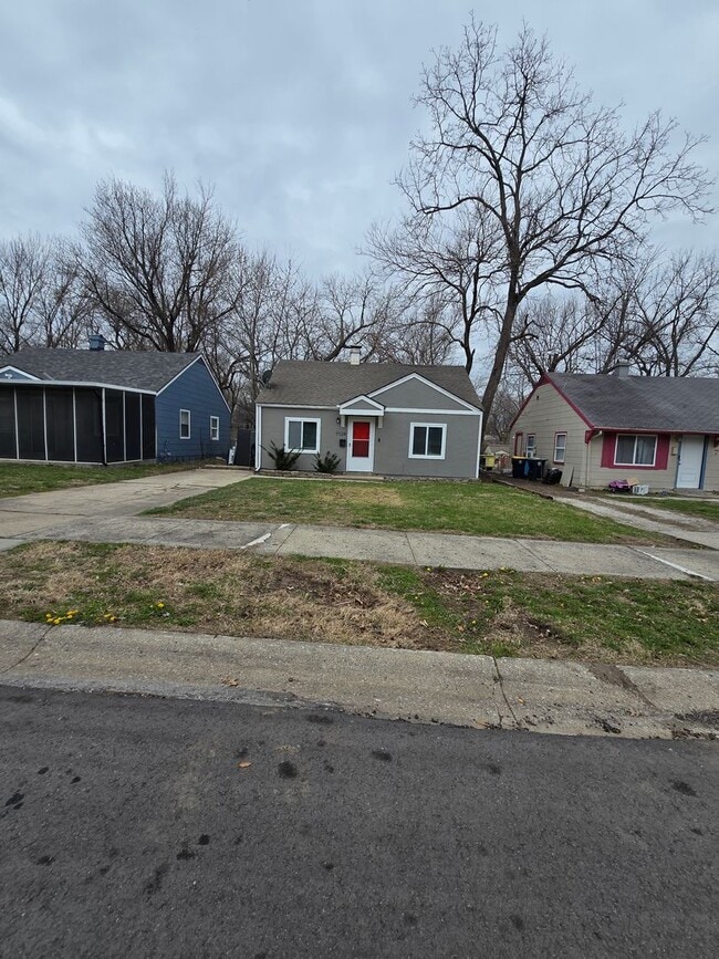 Building Photo - 2 bedrooms 1 bath renovated ready for move in