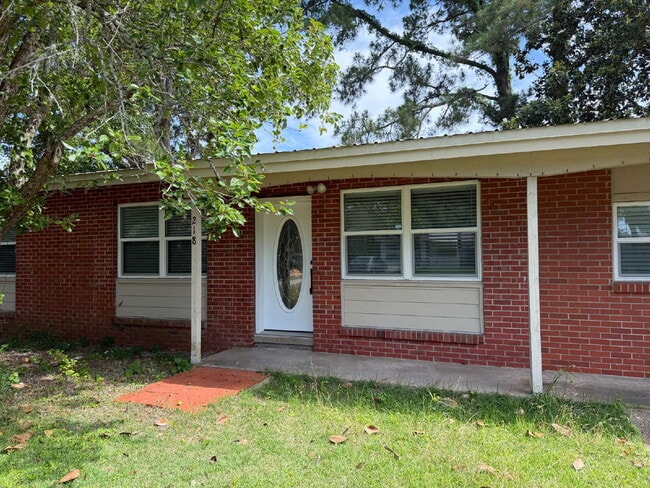 Building Photo - "Charming 3-Bedroom Gem with Granite Touches in Fort Walton Beach"