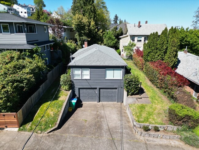 front of property - 13-15 SW Bancroft St Unit 15