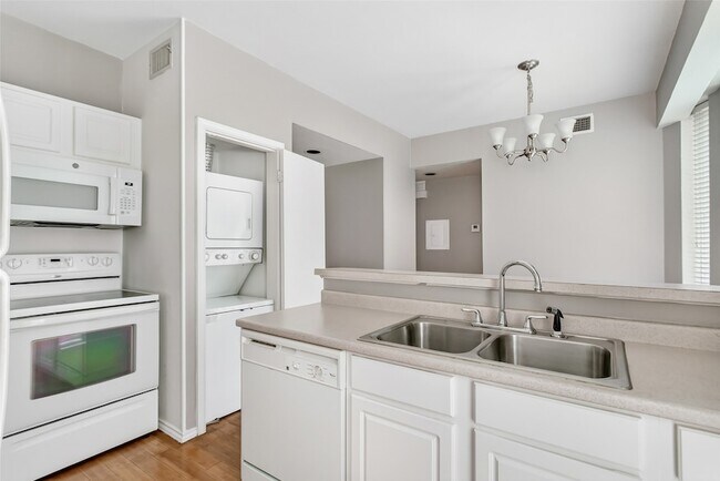 Photo - 2002 N Fitzhugh Ave Unit 1