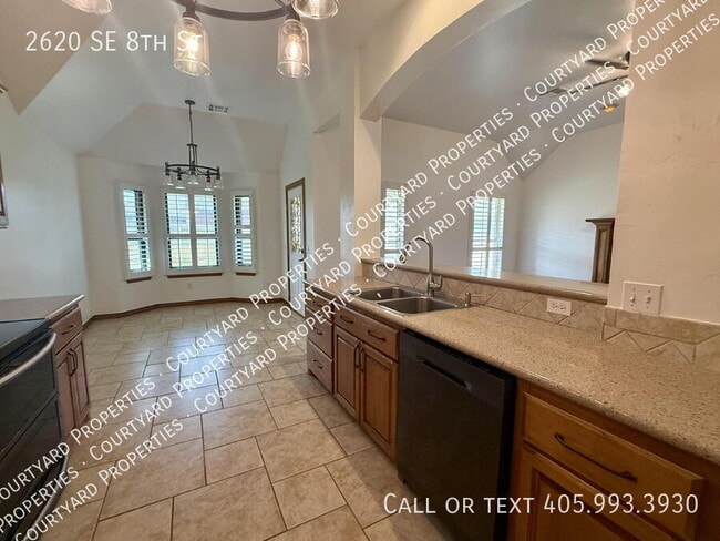 Photo - 2620 SE 8th St