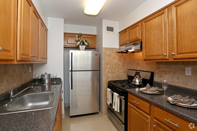 Seven Pines Tower - Seven Pines Tower Apartments