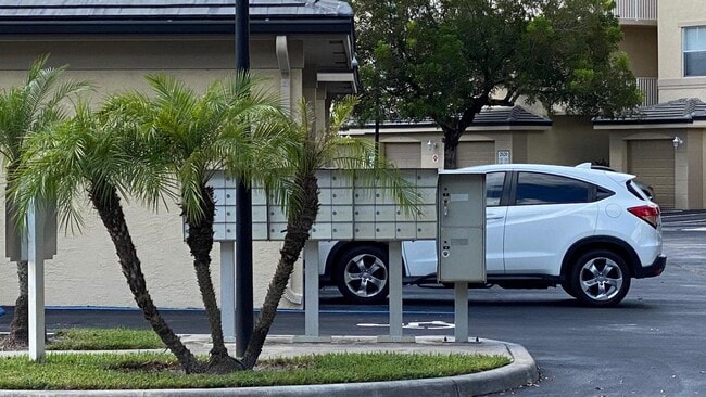 Photo - 2060 Greenview Shores Blvd Unidad 311