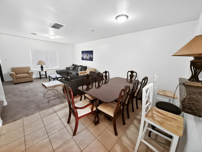 Building Photo - 5127 Oak Briar Ln