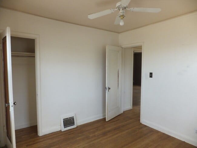 Building Photo - 539 Gobel St Rental