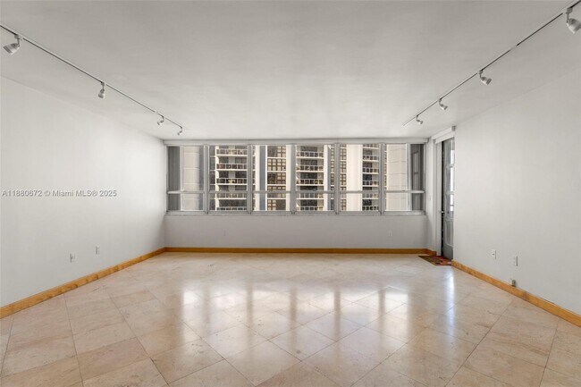 Photo - 11 Island Ave Unidad 2009