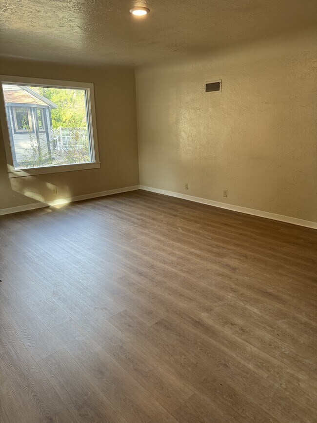 Photo - 913 Simpson Ave