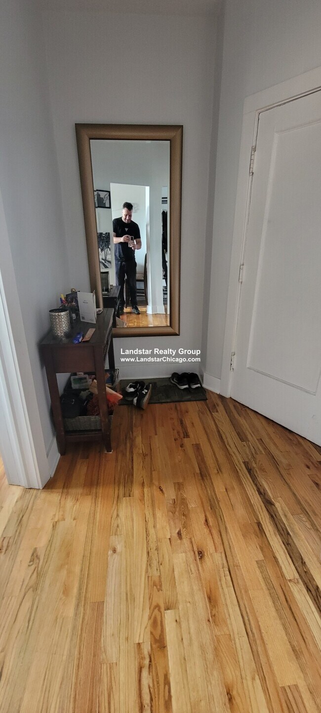 Photo - 4611 N Dover St Unidad 3N