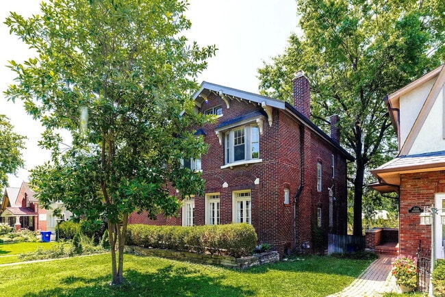 Photo - Gorgeous U-City Pershing Ave 4 bedroom/3 bath GEM - Fully Furnished with CLASS AND ELEGANCE - Mus...