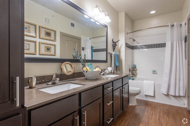 1 BR, 1 BA - 757 SF