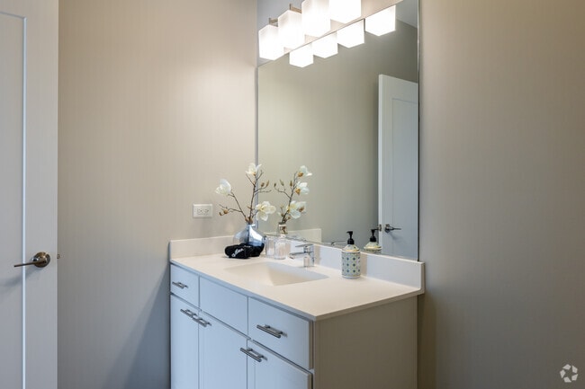 1BR, 1BA - 779SF - Bathroom