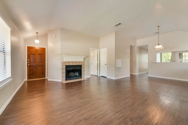 Photo - 208 E Denton Dr