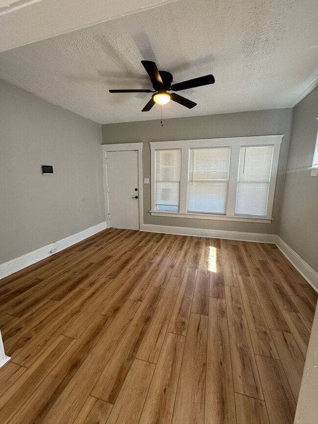 Photo - 1462 E 175th St Unidad DOWN