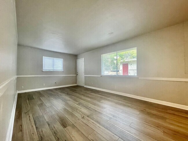 Photo - 2 Bedroom / 1 Bathroom Duplex Unit with Washer/Dryer connections