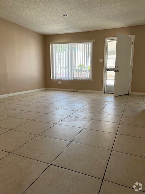 Building Photo - 2649 Andover Ave Unit 4 Rental