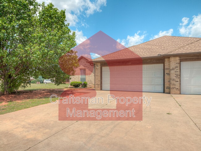 Photo - 2709 Silvertree Dr